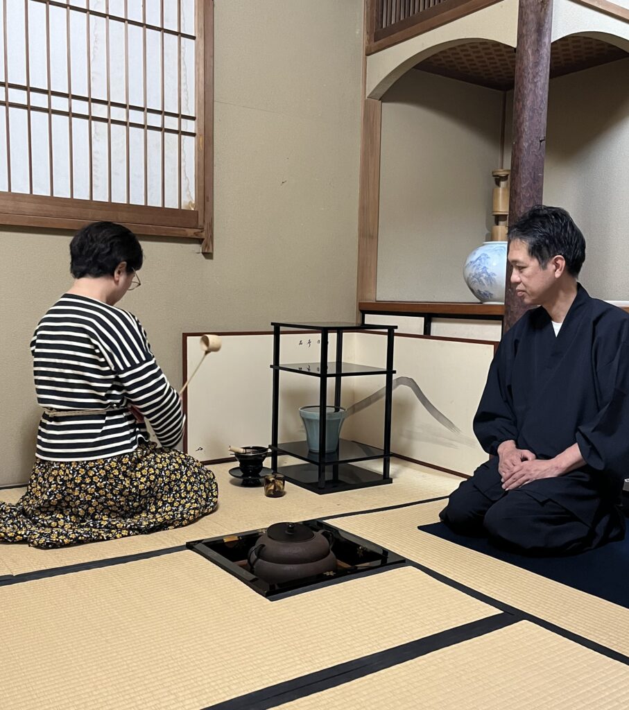 横浜市・西区の小邑裕雪江戸千家茶道教室の講師が見守る様子