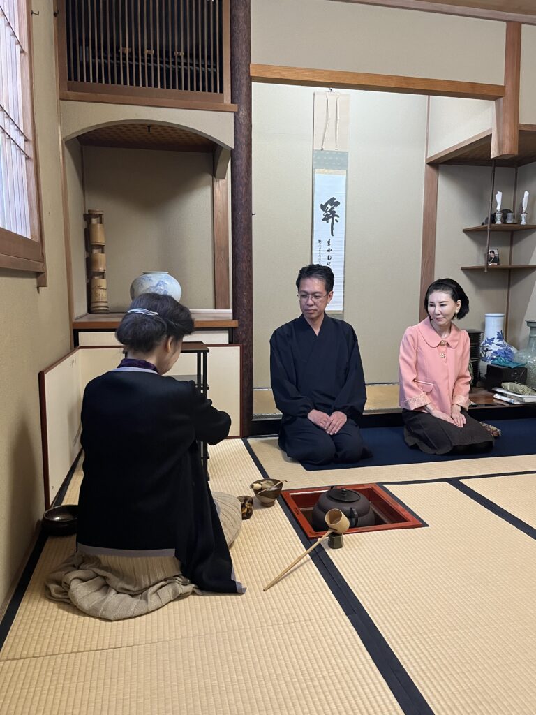 横浜市・西区の小邑裕雪江戸千家茶道教室で作法を教えている様子
